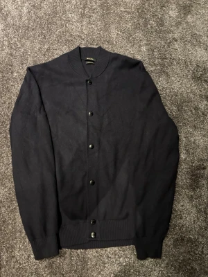 Mörkblå cardigan med knappar - Massimo Dutti mörkblå cardigan. Nypris ca 1500kr. Storlek M. Jättebra skick.
