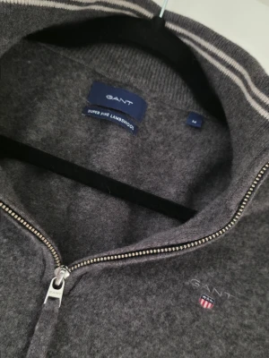 Superskön halv-zip Gant tröja - I mycket bra skick. Använd bara några ggr. Tillverkad i Italien