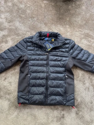 Raulph Lauren jacka! - Säljer en stilren Ralph Lauren-jacka i helt nytt skick. Jackan är aldrig använd och allt sitter kvar precis som när den köptes, inklusive lappar/taggar. Hör av er om minsta lilla!☺️ Ny pris 4400! Obs pris ej hugget i sten!