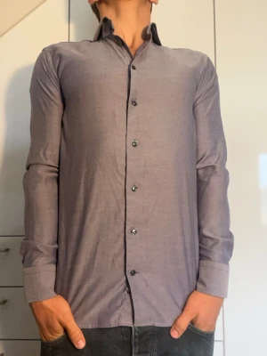 Ljuslila skjorta från Eton - Lila skjorta från Eton tillverkad i 100% bomull. Strl 38/ S. Inga defekter. Modellen är 178 cm och väger 77 kg. Hör gärna av dig vid frågor!