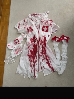 Sjuksköterska klänning - Halloween dräkt/Sjuksköterska klänning. Väldigt bra skick. Levereras med alla tillbehör. Finns ute till försäljning på andra sidor. Nypris: ca 400-500kr
