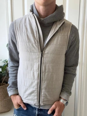 Oscar Jacobson liner evo waistcoat / väst  - Oscar Jacobson liner evo waistcoat / väst, sjukt snygg. Inga defekter - som ny. Väldigt eftertraktad och en personlig favorit från mig. Säljer eftersom den är pågrånsen för liten för mig som gillar att ha häng😅, modellen är 180 cm, 75 kg. Kom med frågor! ‼️
