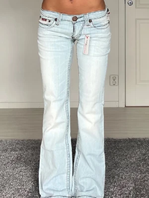 Jeans - Midjemått: 42cm rakt över, innerbenslängd: 85cm 💗 inga lappar