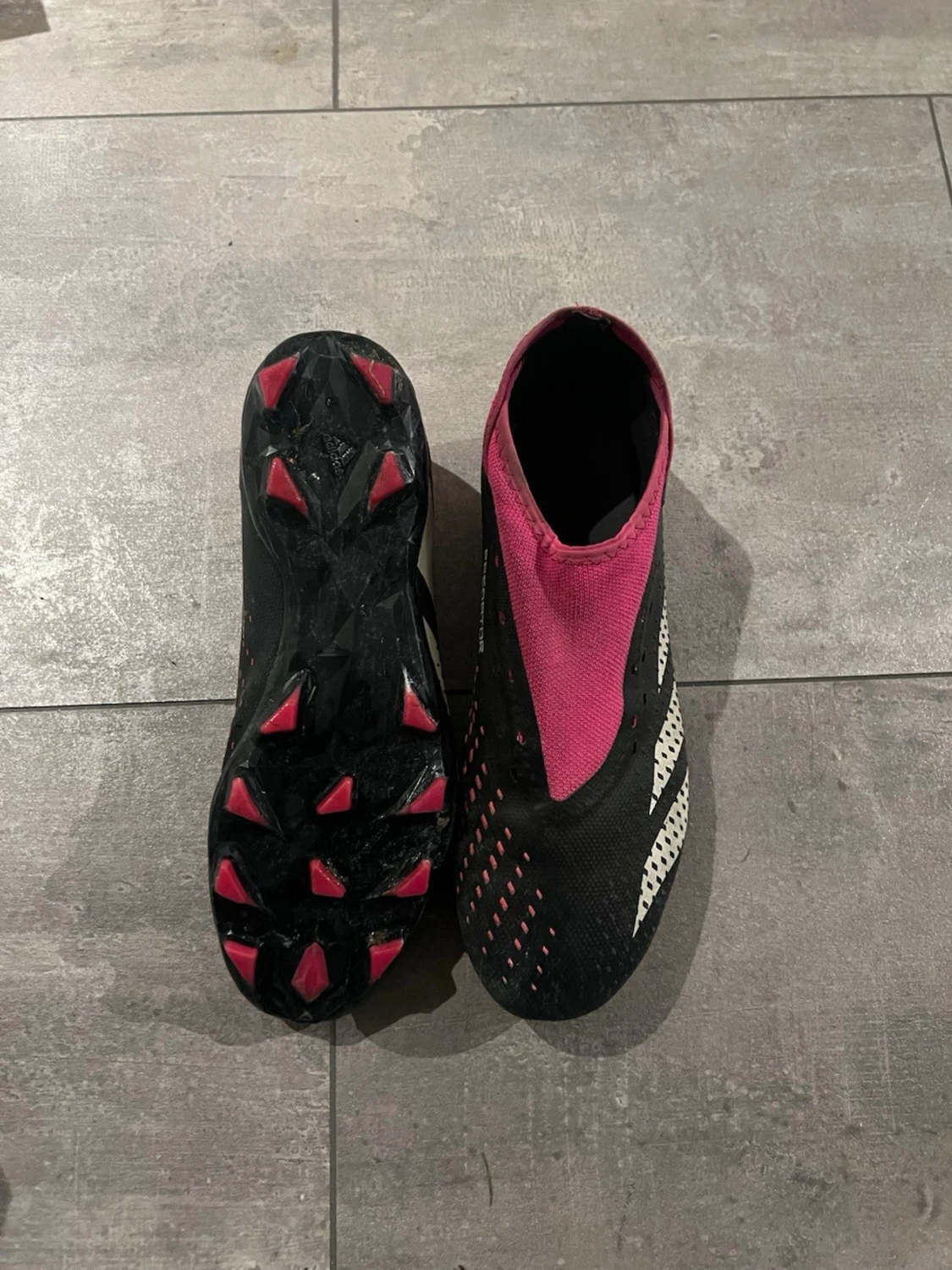 Svarta och råsa fotbollsskor - 2