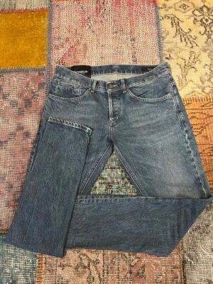 Dondup - Säljer ett par ruggigt feta jeans från Dondup i den populära modellen George, W30. Innerben-78cm, benöppning-16cm, midja-40cm. Tveka inte på att höra av dig vid frågor🙌
