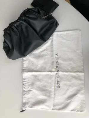  Bottega Veneta clutch - Clutch från bottega veneta. Dustbag medföljer. Fick i present år 2020 den är knappt använd dock