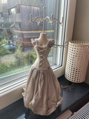 Smyckeshållare 💖 - Speciel smyckeshållare som är mycket unik. Det är en smyckesdocka i en klänning som är beige med spets detaljer. Denna docka är helt ny och är svår att få tag på då det är ett selsynt märke. Skriv vid frågor och var inte rädd att pruta/fråga! 💖🤩😇