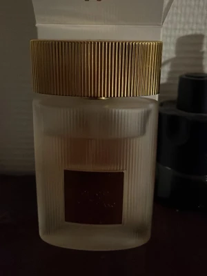 Tom Ford EDT Soleil Blanc  - Kvittot finns med köpt för strax under 1300. riktigt fräsch mysig vanilj doft. Bara höra av er vid frågor eller fler bilder. Priset är inte hugget i sten 