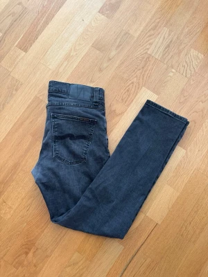 Nudie Jeans mörkgrå - Säljer ett par mörkgrå Nudie Jeans Lean Dean i storlek W31/H30. Jeansen är cirka ett år gamla och i bra skick. De har nyligen lagats i skrevet av Nudie Jeans själva. Kvitto medföljer. 