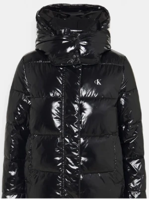 vinterjacka från Calvin Klein - Snygg svart vinterjacka från Calvin Klein💕 Säljer då den inte kommer till användning. Använd 2 vintrar och är i ett bra skick💕