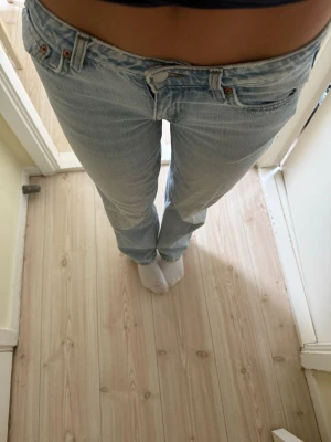 Ljusblå raka jeans med låg midja från Weekday  - Säljer ett par ljusblå jeans med rak passform och låg midja. Säljer endast dessa då de har blivit för små, och det är också därför jag inte har stängt dem på en av bilderna :) Men de är ett par Weekday Arrow Low Straight Jeans. 