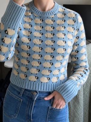 Zara Sheep Jumper (Harry Styles / Diana inspirerad) färg blå, stl S - Säljer den superpopulära och helt slutsålda fårtröjan från Zara! 🐑 Detta är den virala jacquardstickade modellen i en jättefin ljusblå färg med cremevita får. Tröjan har en supersnygg, lätt croppad passform med bred mudd i midjan och vid ärmsluten. Stilen förknippas med både Harry Styles och Prinsessan Dianas ikoniska tröja. Storlek: S Skick: Mycket bra, endast använd ett fåtal gånger. 
