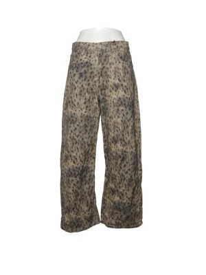 Beige loose fit jeans med mönster - Unika beige jeans med leopard mönster och loose fit. Byxorna har hög midja, raka vida ben och klassiska fickor. Perfekta för dig som vill sticka ut med en cool och trendig look. 