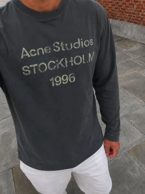 Acne Studios long sleeve - Acne Studios långärmad tröja S – blå/grå  Snygg blå/grå långärmad tröja från Acne Studios med den ikoniska Stockholm 1996-printen framtill. Väldigt clean och trendig modell som passar perfekt till både jeans och dressade byxor.  • Storlek: S • Färg: blå/grå • Långärmad • Acne Studios Stockholm 1996-print • Mycket bra skick  • Inga tydliga skador eller fläckar  Säljes då den inte kommer till användning längre.