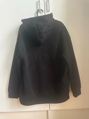 Hoodie med broderi - Sjukt snygg, varm och gosig oversize hoodie med broderi på ryggen, mycket sparsamt använd