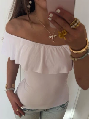 Vit offshoulder volangtopp  - Såå fin vit offshoulder volangtopp! OBS: ❗️Denna kommer säljas via budgivning i min Plick Live show + lyko giveaway den 30 Augusti kl 20.00, så denna går inte att köpa nu. Men skriv gärna om ni har frågor. Jag är 168 och det är mina bilder💖 