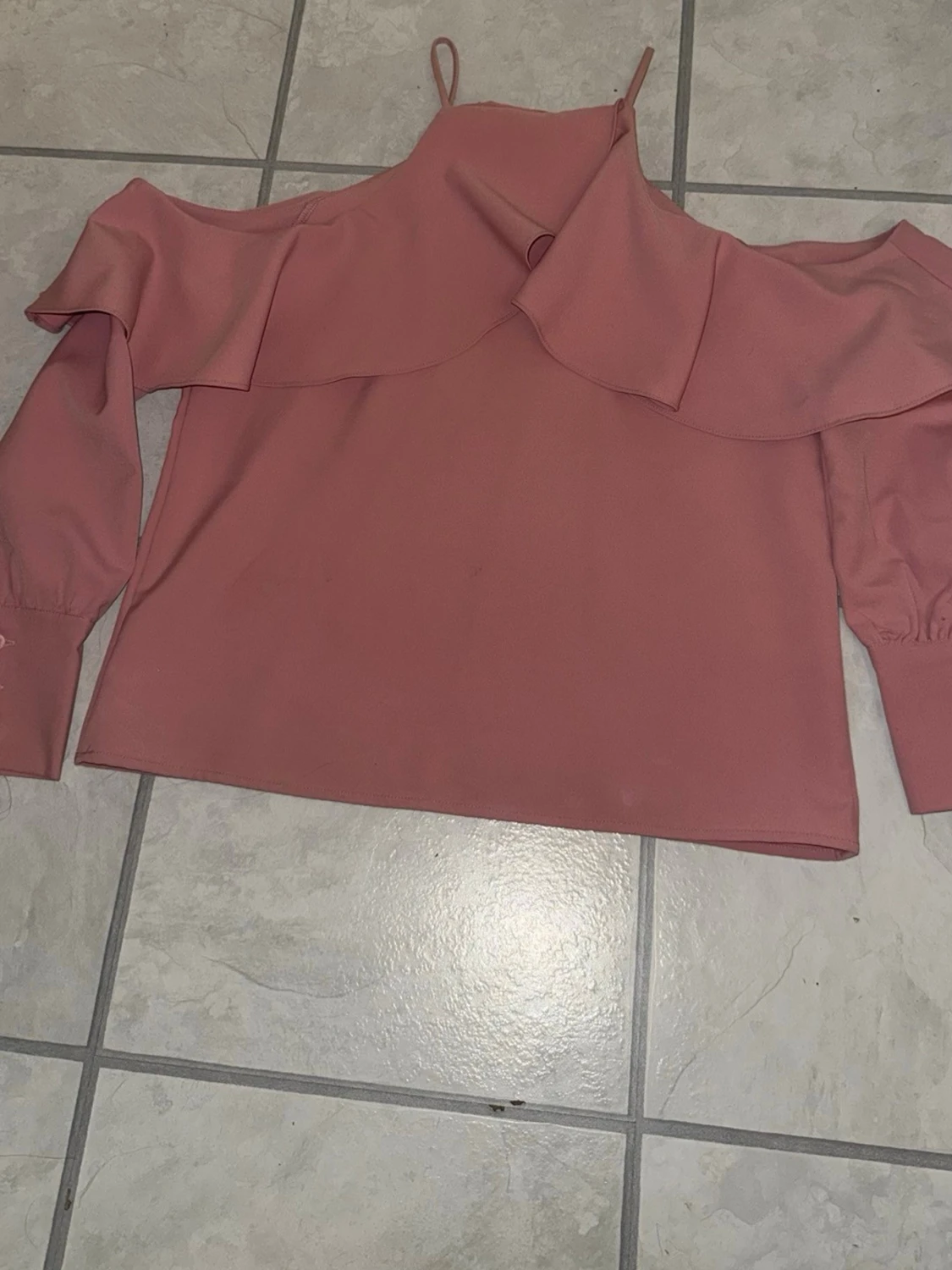 Rosa offshoulder topp med volang