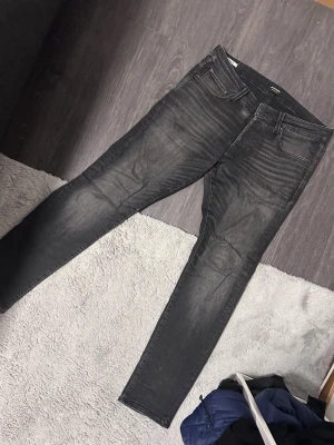 Jack & Jones Slim Glenn - Schyssta Jack & Jones Slim Glenn jeans i storlek 34/32 men passar som 33/33 enligt mig . Schysst fade och utan defekter. Skriv vid frågor/ funderingar! ✌️