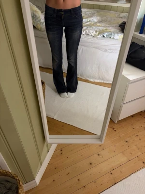 Cheap monday jeans - Säljer dessa då dom inte riktigt är min stil längre, dom är i storlek w26 men passar på mig som annars kan ha w23-24💕 Säljer ett par mörkblå bootcut jeans med klassisk femficksdesign och normal midja. Jeansen har en lätt utsvängd passform nedtill och är perfekta för dig som gillar en tidlös och snygg look. Materialet är denim med lite stretch för extra komfort.