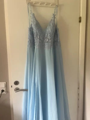 Balklänning JJs house  - Superfin balklänning ifrån JJs house köpt i februari och använd 1 gång. Uppsydd så den passar mig som är 156cm🫶🏻 sista bilden är från hemsidan bara en annan färg. Har även sytt fast en tygbit vid bysten från när klänningen blev uppsydd. Köptes för 1643kr 