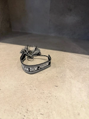 Dior armband  - Sprillans nytt armband, stilren och fräsch!  Vid minsta fundering kontakta oss✔️🤝