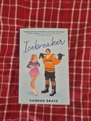 Ice breaker - Säljer boken Icebreaker av Hannah Grace. Aldrig läst. Några sidor längst upp har böjt sig in mot varandra(kolla på bilden för att se), men boken i sig är aldrig läst. Säljer den för jag visste inte vad den handlade om först, och denna typ av bok kommer jag inte att läsa.