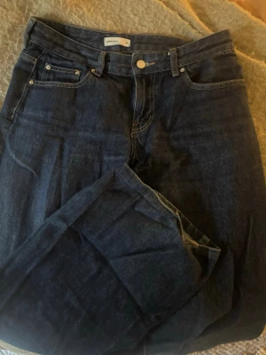 Mörkblå vida jeans  - Mörkblåa vida jeans från Gina tricot i storlek S 