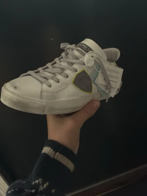 Vita Philippe Model sneakers - Snygga vita sneakers från Philippe Model i storlek 40. Inköpta på United fashion, lappar sitter kvar alltså aldrig använda utan bara testade, säljes pga att jag har ett par andra i bra skick. Ny pris:3399 mitt pris:2900