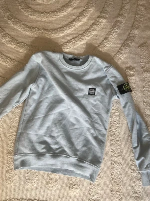 Stone Island - En fin stone Island tröja till salu! Den har en liten fläck bak på ryggen som du kan se på bilden men det funkar ju perfekt ändå😁 storlek S