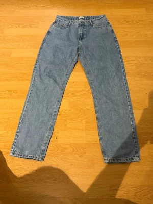 3 par jeans  -  Tja, säljer tre par jeans till ett riktigt bra pris två av jeansen är från Jack and Jones och ett par från Crunt. Ta ett par för 90 och ta alla för 250. Hör gärna av er vid prisförslag eller funderingar🤝