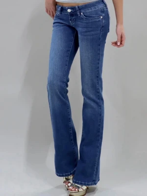 Low Waist Grise - Snygga blå bootcut jeans med låg midja och klassiska fem fickor. Jeansen har en lätt tvättad look och silverfärgade knappar och nitar. Perfekta för en avslappnad och trendig stil.
