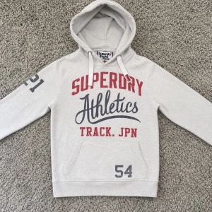 Superdry Hoodie ~ Vintage - Säljer denna feta Superdry hoodien i mycket fint skick!🙌Strl S /// Hör gärna av er om ni har funderingar!👏