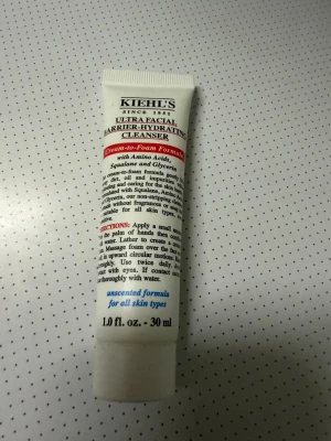 Kiehl's Ultra Facial Cleanser 30 ml - Kiehl's Ultra Facial Barrier Hydrating Cleanser i en vit tub på 30 ml. Ansiktsrengöring med cream-to-foam formula, innehåller aminosyror, squalane och glycerin. Oparfymerad och passar alla hudtyper. Perfekt för daglig rengöring av ansiktet. Ny och aldrig använd.