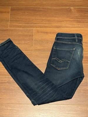 Blåa replay anbass - Blåa replay anbass i storlek W31 34L slim fit