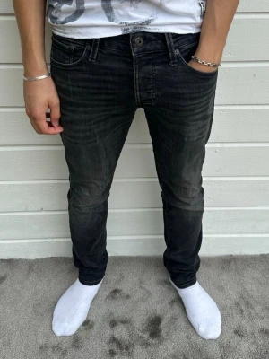 Mörkgrå Jack & Jones jeans  - Hej! Riktigt feta mörkgrå Jack & Jones jeans säljes! Modellen på bilden är 183cm och väger 68kg. Passformen är slim/glenn med storleken W30/L30. Jeansen är i ett gott skick. Hör av dig vid intresse av köp! Mvh DC ♦️