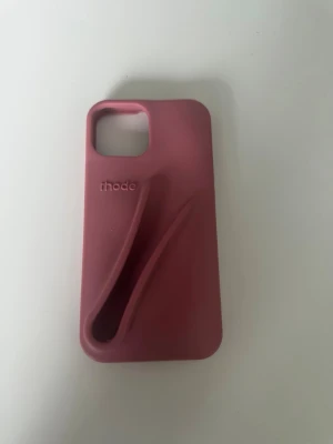 Rosa mobilskal från rhode - Snyggt mobilskal i matt rosa silikon från rhode. IPhone 13:) kommer inte med ett läppglans 