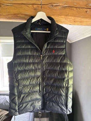 Mörkblå dunväst från Polo Ralph Lauren - Säljer nu min Polo Ralph Lauren dunväst. Färg mörkblå. Riktigt bra skick. Passar perfekt nu inför hösten! Nypris 3500kr, mitt pris 1499kr. Skriv vid intresse (inga skambud) Säljes endast till rätt pris🙌🏼mvh Edvin