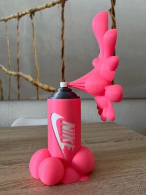 Graffiti dekoration  - Cool graffiti dekor för hemmet. Går även att använda som lykta därmed inkludera en liten led-ljus 