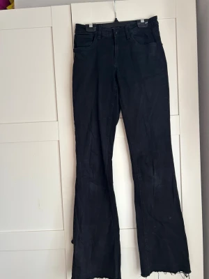 Svarta jeans gekås - Söta svarta jeans köpta på gekås! Uppsprättade längst nere, utöver det använt men acceptabelt skick!