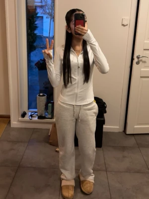 Lågmidjade grå mjukisbyxor - Ljusgrå mjukisbyxor, låga i midjan raka ben och skänt fleece material inuti skönt nu när det börjar bli kallt ute! Storlek xxs passar även xs lm man vill ha lite lite tightare passform! (Har i vanliga fall xs)