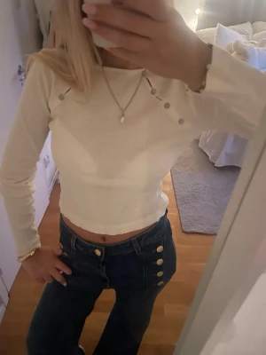 Trendig zara topp med knappar - Så trendig och fin topp som man kan ha i tex skolan, middag, fest, passar ÖVERALLT!! Slut överallt🤍✨storleken är barnstolek men passar som vuxen S/xs🤍🤍