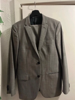 Grå oanvänd kostym från Sir of Sweden strl 96 - Oanvänd kostym från Sir of Sweden. Storlek 96 vilket innebär en kortare 48 (small/medium). Perfekt för dig som är något kortare än 180. Köpt för 4800, skriv vid frågor