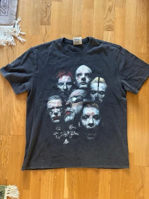 Rammstein – Sehnsucht 1997 Vintage T-shirt (Winterland) - Sällsynt Rammstein “Sehnsucht” tour T-shirt från 1997, originaltryck av Winterland, kända för sina licensierade bandmotiv under 90-talet. Tryck med bandmedlemmarnas ansikten på framsidan och “Sehnsucht 1997” på baksidan med Rammstein-loggan längst ned. 
