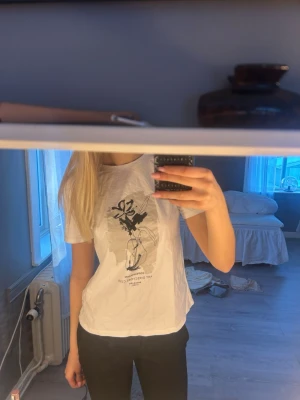 Vit t-shirt med elegant tryck - Vit t-shirt med ett elegant tryck. Säljer pågrund av ingen användning och använt max 1 gång!