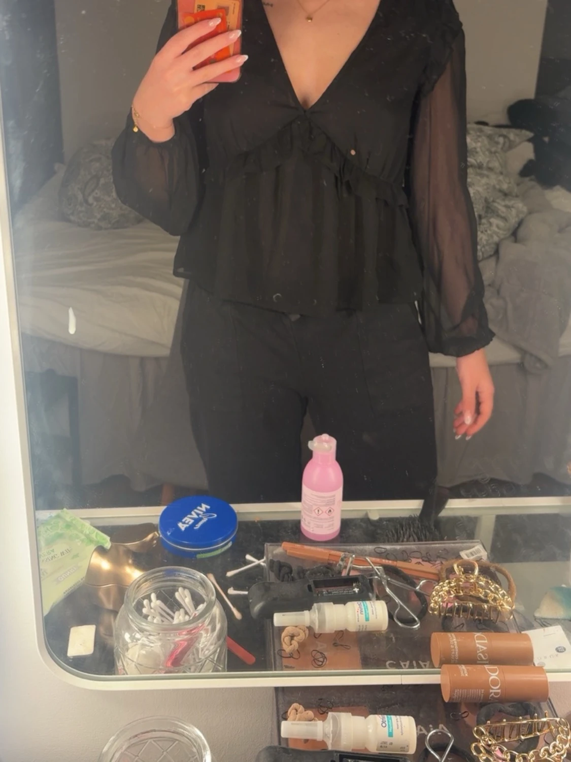 Svart transparent blus med volanger