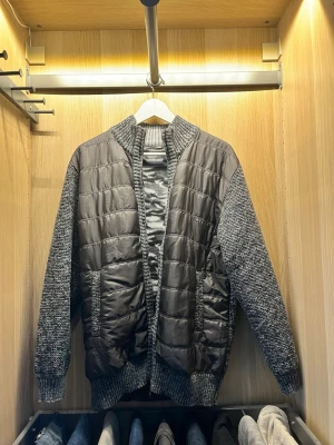 Cardigan - En snygg cardigan med inget syn på användning. Märket är okänt så därför ganska så lågt pris😊. Priset går att diskutera vid intresse. 