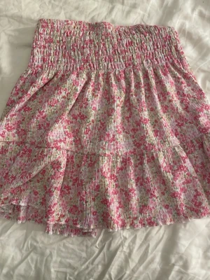 Blommig kjol - En somrig kjol med blom detaljer i storlek xs från Gina tricot.