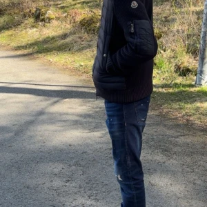 Moncler cardigan - Säljer min mörkblå moncler cardigan för jag inte använder den längre.Det är två hål i jackan ett litet vid axeln och ett litet bakom luvan vid ryggen.Pris kan diskuteras även öppen mot byten  