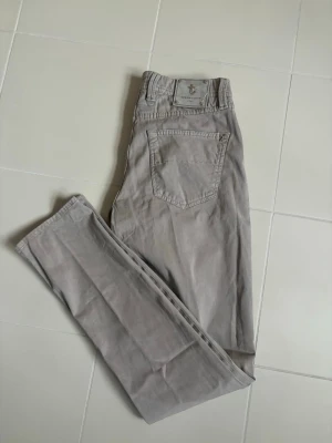 Tramarossa jeans - Jättefina populära snygga grå sällsynta Tramarossa jeans i w33 (midjemått på 80 cm). Helt sjukt snygga på grymt skick som nya!