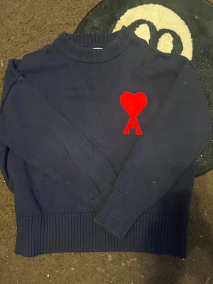 Ami tröja - Snygg tröja med jätte bekvämt material, den är ganska tung att bära och det gör den väldigt skön. Men rensade garderoben här om dagen och tänkte att jag inte hade använt den på länge så nu har jag bestämt mig för att sälja den. Köpte den här på Plick för 500kr.  Pris kan diskuteras